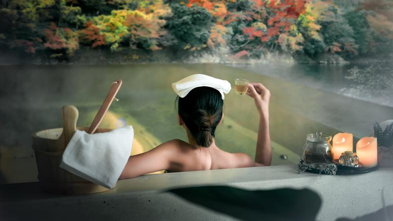 “上香”的年轻人,突然涌进酒店“禅修”